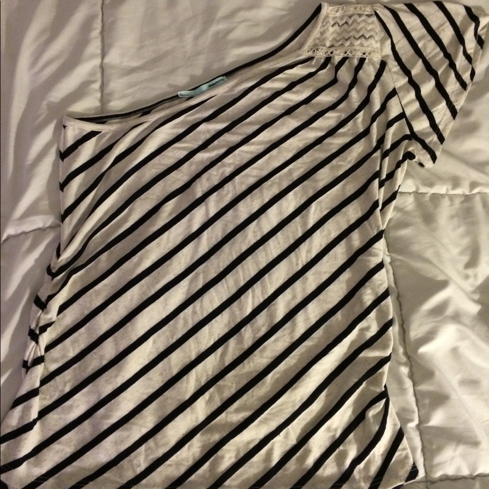 One shoulder shirt